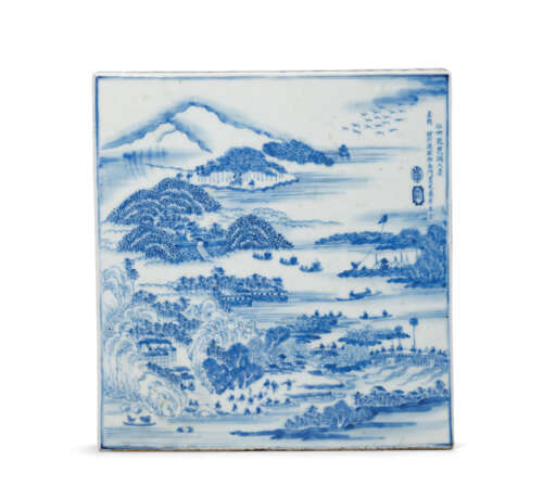 AN INSCRIBED BLUE AND WHITE ‘EIGHT VIEWS OF LAKE BIWA’ PLAQUE - Foto 1