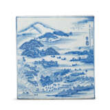 AN INSCRIBED BLUE AND WHITE ‘EIGHT VIEWS OF LAKE BIWA’ PLAQUE - Foto 2