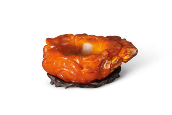 A FINELY CARVED AMBER MAGNOLIA-FORM WATER POT - Foto 1