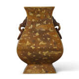 A GILT-SPLASHED BRONZE VASE, FANGHU - Foto 1