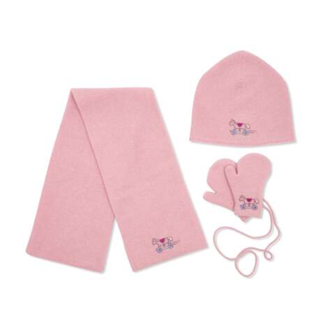 A SET OF SIX: A ROSE LILAS ADADA BABY GIFT SET & BLANKET, A PAIR OF PAF BOOTIES AND A ROSE LILAS HERMY PLUSH - Foto 2