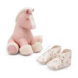 A SET OF SIX: A ROSE LILAS ADADA BABY GIFT SET & BLANKET, A PAIR OF PAF BOOTIES AND A ROSE LILAS HERMY PLUSH - Foto 3