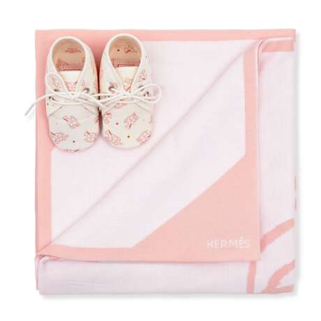 A SET OF SIX: A ROSE LILAS ADADA BABY GIFT SET & BLANKET, A PAIR OF PAF BOOTIES AND A ROSE LILAS HERMY PLUSH - photo 4