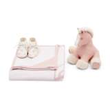 A SET OF SIX: A ROSE LILAS ADADA BABY GIFT SET & BLANKET, A PAIR OF PAF BOOTIES AND A ROSE LILAS HERMY PLUSH - Foto 5