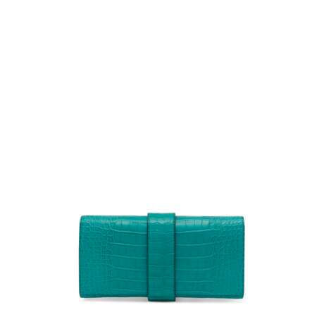 A MATTE BLEU PAON ALLIGATOR MÉDOR CLUTCH WITH PALLADIUM HARDWARE - Foto 3