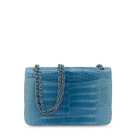 A MATTE BLUE ALLIGATOR JUMBO CLASSIC DOUBLE FLAP BAG WITH SILVER HARDWARE - фото 3