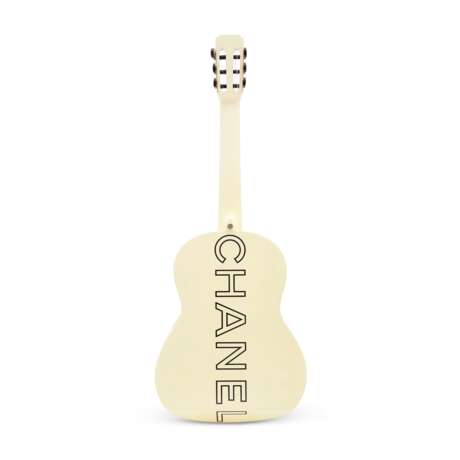 A RUNWAY SPRING/SUMMER BEIGE WOOD ACOUSTIC GUITARE - photo 1