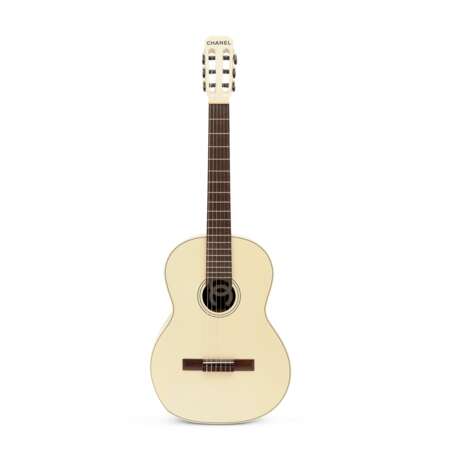 A RUNWAY SPRING/SUMMER BEIGE WOOD ACOUSTIC GUITARE - photo 2