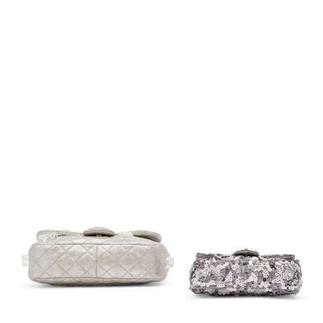 A SET OF TWO: A SILVER SEQUIN MINI CLASSIC FLAP & A METALLIC SILVER LEATHER 2.55 REISSUE CLASSIC FLAP ICE CUBE ON THE ROCKS WITH SILVER HARDWARE - Foto 4