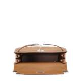 A GOLD EPSOM LEATHER SELLIER KELLY 28 WITH PALLADIUM HARDWARE - фото 5