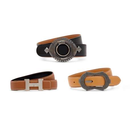 A SET OF THREE: TWO STERLING SILVER TOUAREG BELTS & ONE H REVERSIBLE LEATHER BELT - Foto 1