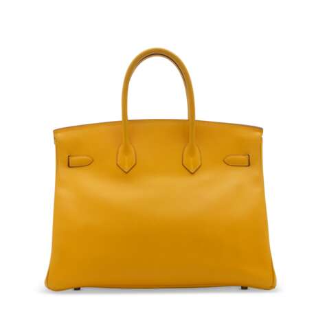 A JAUNE COURCHEVEL LEATHER BIRKIN 35 WITH GOLD HARWARE - Foto 3