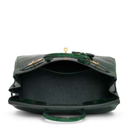 A SHINY VERT FONCÉ POROSUS CROCODILE BIRKIN 35 WITH GOLD HARDWARE - photo 5