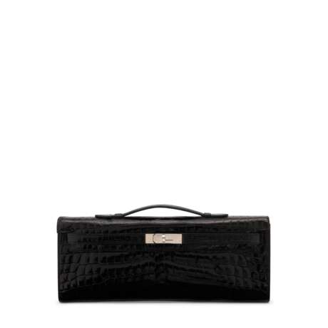 A SHINY BLACK KELLY CUT CLUTCH WITH PALLADIUM HARDWARE - фото 1