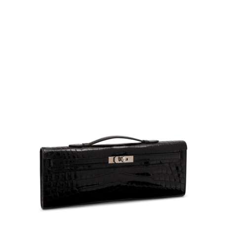 A SHINY BLACK KELLY CUT CLUTCH WITH PALLADIUM HARDWARE - фото 2