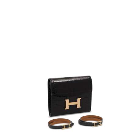 A SET OF THREE : A SHINY BLACK ALLIGATOR CONSTANCE COMPACT WALLET WITH ROSE GOLD HARDWARE & TWO BLACK CHAMONIX LEATHER REVERSIBLE HAPI BRACELETS WITH GOLD HARDWARE - фото 2