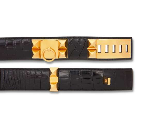 A SHINY BLACK POROSUS CROCODILE CDC BELT WITH GOLD HARDWARE - Foto 3