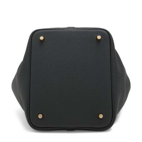 A BLACK CLÉMENCE AND ALLIGATOR LEATHER TOUCH PICOTIN LOCK 22 WITH GOLD HARDWARE - Foto 4