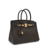 AN ÉBÈNE TOGO LEATHER BIRKIN 30 WITH GOLD HARDWARE - Foto 2