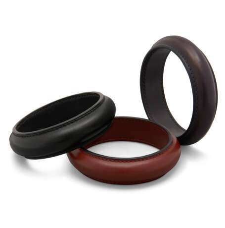 A SET OF THREE: A BLACK, A ROUGE H & A BLEU MARINE CALF BOX LEATHER BANGLES - photo 3