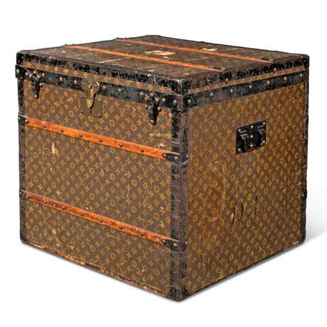 A CLASSIC MONOGRAM STEAMER TRUNK - фото 1