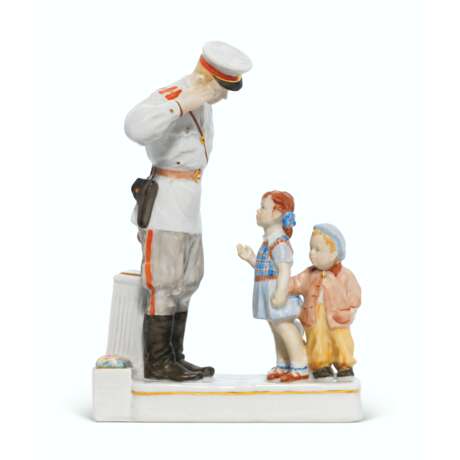 A SOVIET PORCELAIN FIGURE OF UNCLE STYOPA THE POLICEMAN - Foto 1