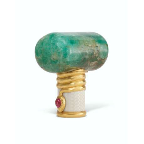 A JEWELLED AND GUILLOCH&#201; ENAMEL GOLD-MOUNTED EMERALD CANE HANDLE - фото 1