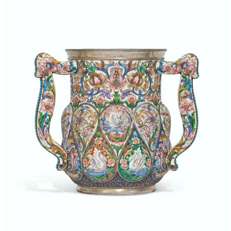 A LARGE SILVER-GILT AND CLOISONN&#201; ENAMEL THREE-HANDLED CUP - Foto 1