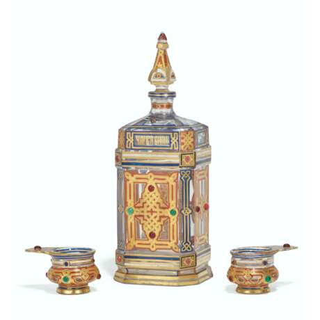 AN ENAMELLED GLASS DECANTER AND TWO CHARKAS - Foto 1