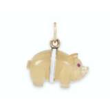 A JEWELLED AND ENAMEL GOLD-MOUNTED CHALCEDONY MINIATURE PENDANT - фото 1