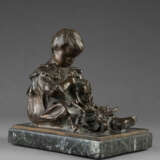 "La bimba" | scultura in bronzo (h cm 15) poggiante su base in marmo | Firmata alla base | | Provenienza | Milano, Eredità Bernasconi - фото 1