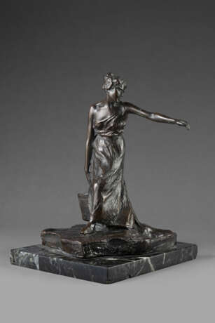 "La portatrice d'acqua" | scultura in bronzo (h cm 28) poggiante su base in marmo | Firmata alla base | | Provenienza | Milano, Eredità Bernasconi - photo 1