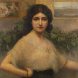 "Ritratto di attrice" 1916 | olio su tela (cm 80x65) | Firmato e datato, cartiglio espositivo in basso a sinistra | In cornice | (difetti) - Foto 1