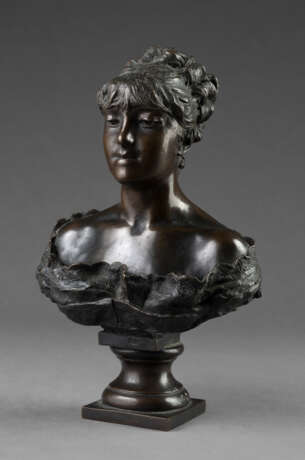 "Busto femminile" | scultura in bronzo (h cm 24) | Firmato al retro; iscrizione Proprietà Artistica | (difetti) - photo 1