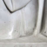 "Madonna con Bambino" | scultura in marmo (cm 80x60) | Firmata in basso a destra | (difetti) - фото 2