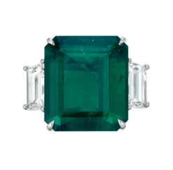 A SUPERB TIFFANY &amp; CO. EMERALD AND DIAMOND RING
