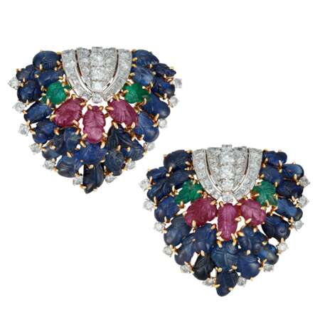 CARTIER RETRO PAIR OF DIAMOND AND MULTI-GEM `TUTTI FRUTTI` CLIP-BROOCHES - Foto 1