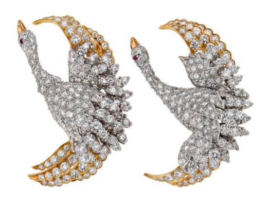 TIFFANY & CO. PAIR OF DIAMOND AND RUBY BIRD BROOCHES - Foto 1