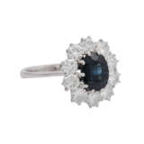 Ring mit ovalem Saphir entouriert von 10 Brillanten, zus. ca. 1,98 ct - Foto 1