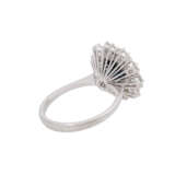 Ring mit ovalem Saphir entouriert von 10 Brillanten, zus. ca. 1,98 ct - Foto 3