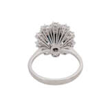 Ring mit ovalem Saphir entouriert von 10 Brillanten, zus. ca. 1,98 ct - Foto 4