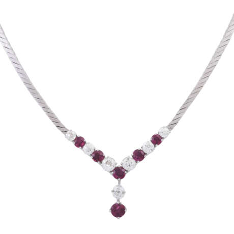 Collier mit Rubinen und Altschliffdiamanten von zus. ca. 2,5 ct, - фото 2