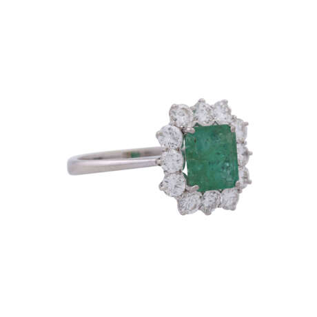 Ring mit Smaragd entouriert von Brillanten, zus. ca. 1,2 ct, - Foto 1