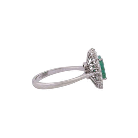 Ring mit Smaragd entouriert von Brillanten, zus. ca. 1,2 ct, - Foto 3