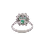 Ring mit Smaragd entouriert von Brillanten, zus. ca. 1,2 ct, - Foto 4