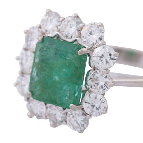 Ring mit Smaragd entouriert von Brillanten, zus. ca. 1,2 ct, - photo 5