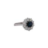 Ring mit Saphir entouriert von Brillanten zus. ca. 1,1 ct, - photo 1