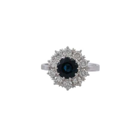 Ring mit Saphir entouriert von Brillanten zus. ca. 1,1 ct, - photo 2