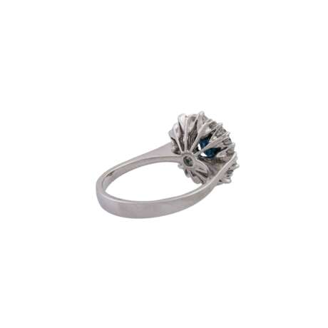 Ring mit Saphir entouriert von Brillanten zus. ca. 1,1 ct, - photo 3