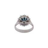 Ring mit Saphir entouriert von Brillanten zus. ca. 1,1 ct, - photo 4